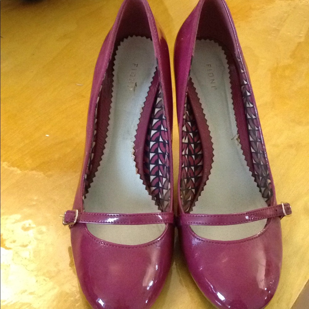 Worn once and very uncomfortable for my wide foot